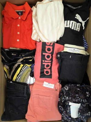 The photo shows a package with clothing in the category U.