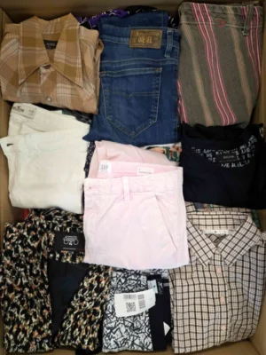 The photo shows a package with clothing in the category U.