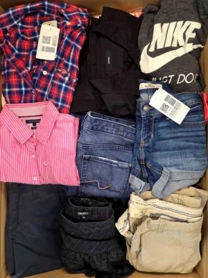 The photo shows a package with clothing in the category U.