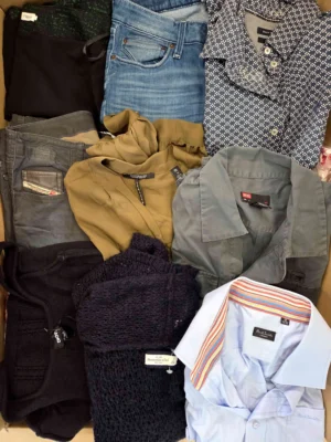The photo shows a package with clothing in the category U.