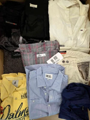 The photo shows a package with clothing in the category U.