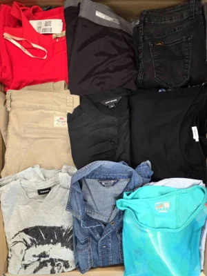 The photo shows a package with clothing in the category U.