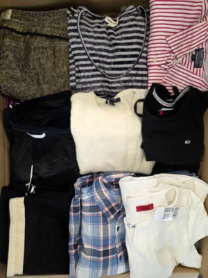 The photo shows a package with clothing in the category U.
