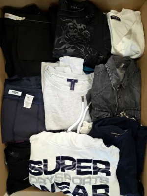 The photo shows a package with clothing in the category U.