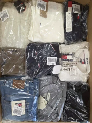 The photo shows a package with clothing in the category T.