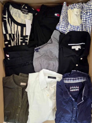 The photo shows a package with clothing in the category U.