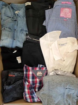 The photo shows a package with clothing in the category U.
