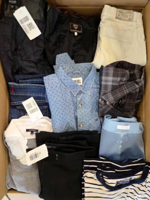 The photo shows a package with clothing in the category U.