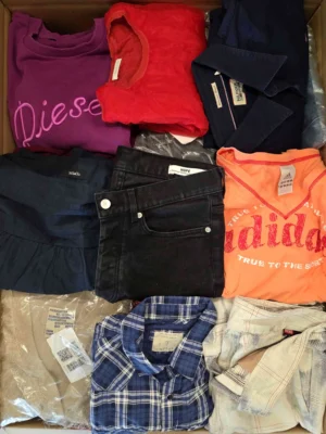 The photo shows a package with clothing in the category U.