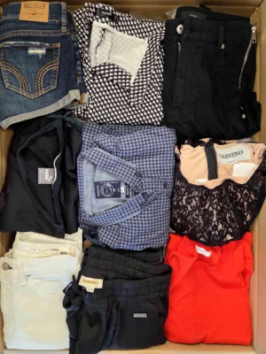 The photo shows a package with clothing in the category U.