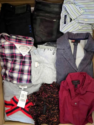 The photo shows a package with clothing in the category U.
