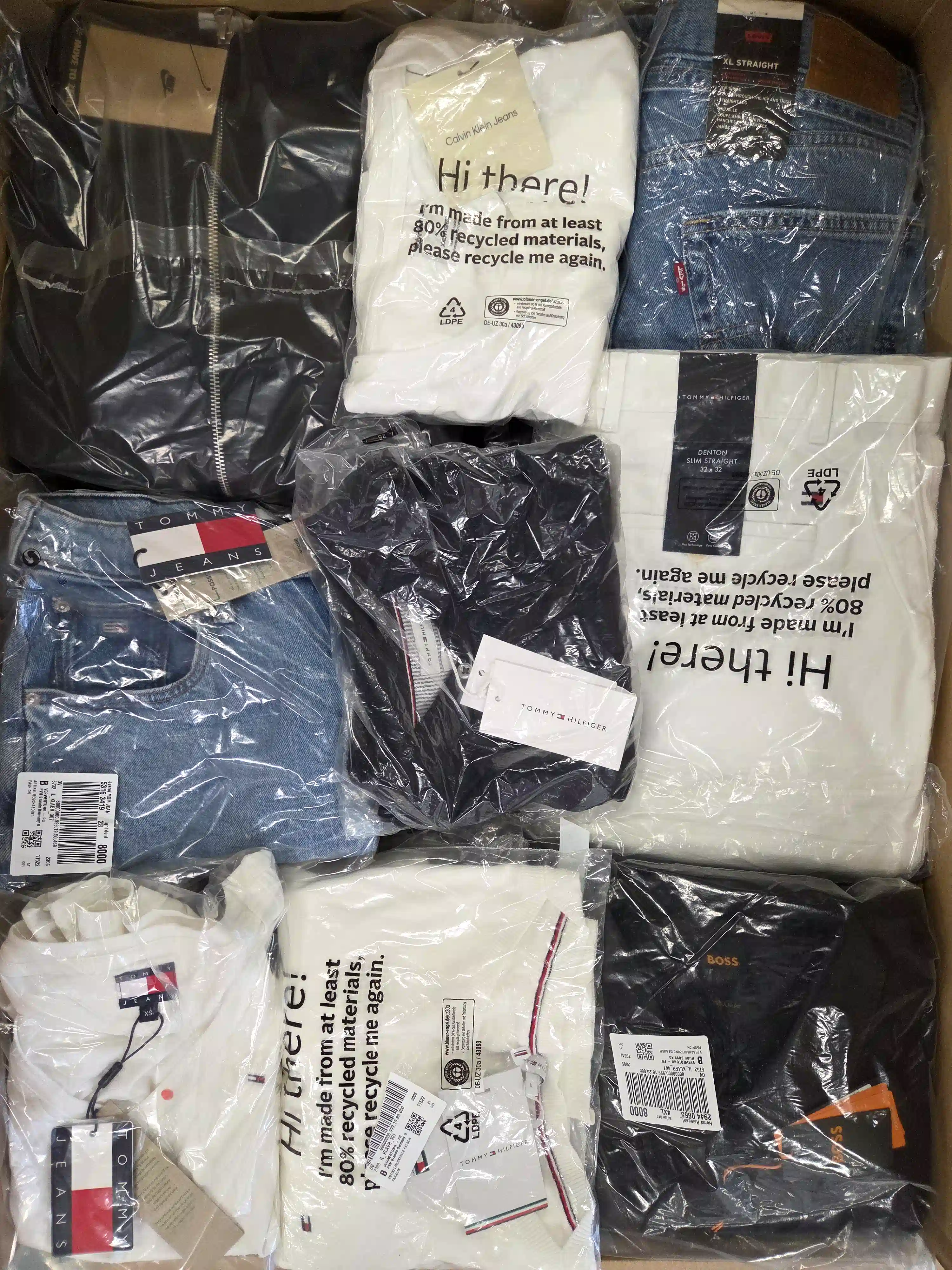 OT197 3 The photo shows a package with clothing in the category T.