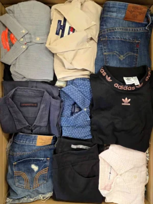 The photo shows a package with clothing in the category U.