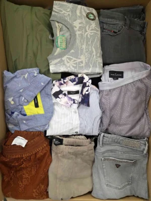 The photo shows a package with clothing in the category U.