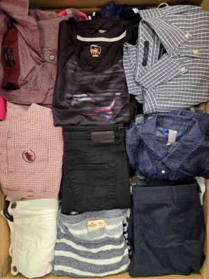 The photo shows a package with clothing in the category U.