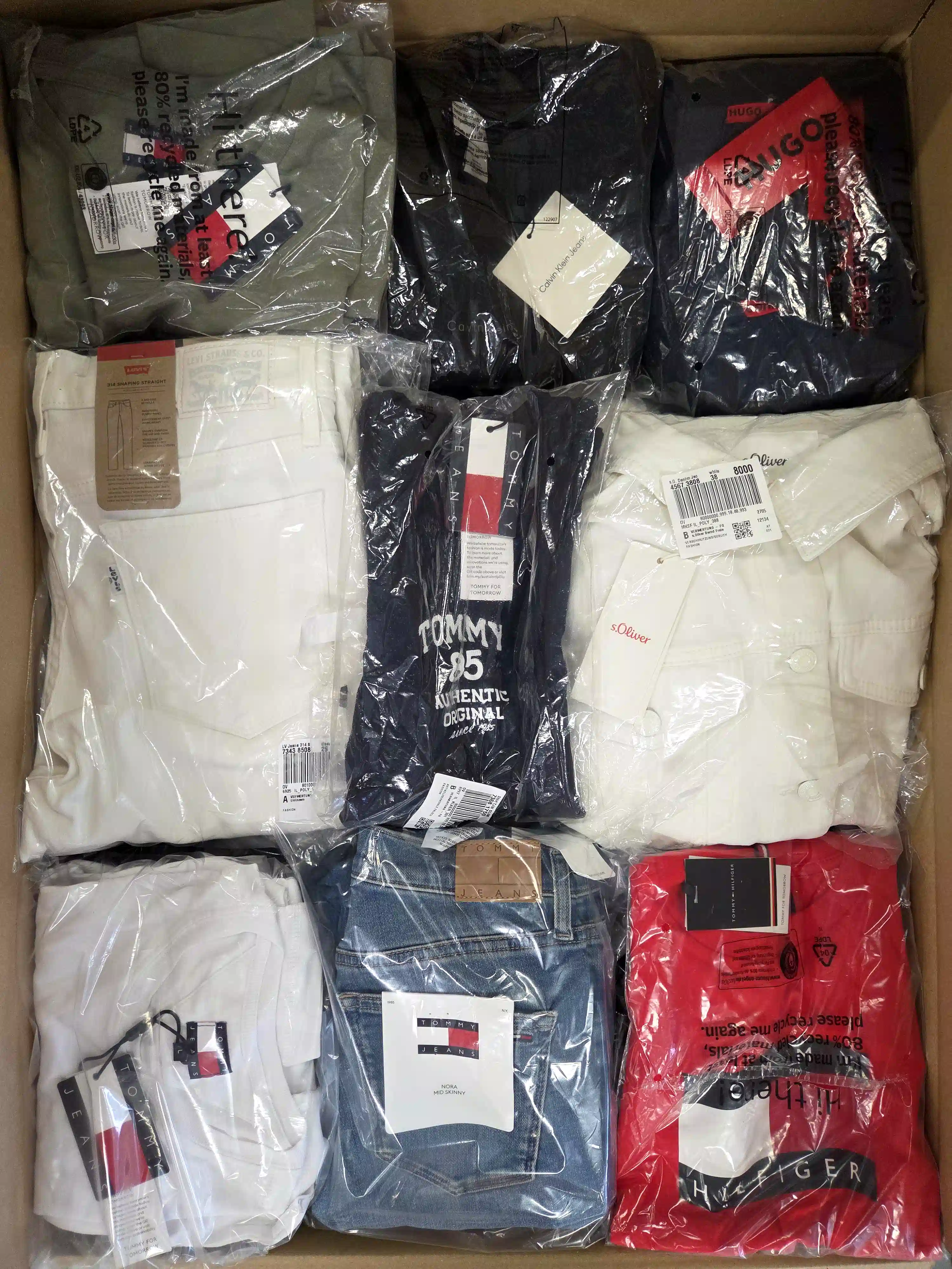 OT198 3 The photo shows a package with clothing in the category T.