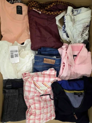 The photo shows a package with clothing in the category U.