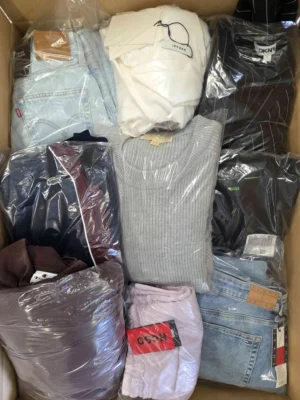 The photo shows a package with clothing in the category C.