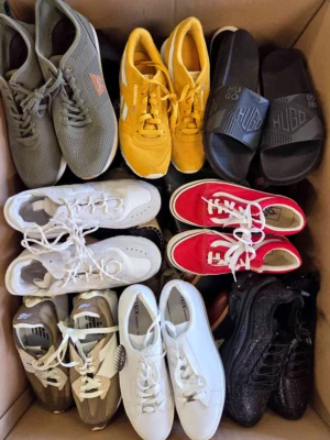 The photo shows a package with footwear in the category SH.