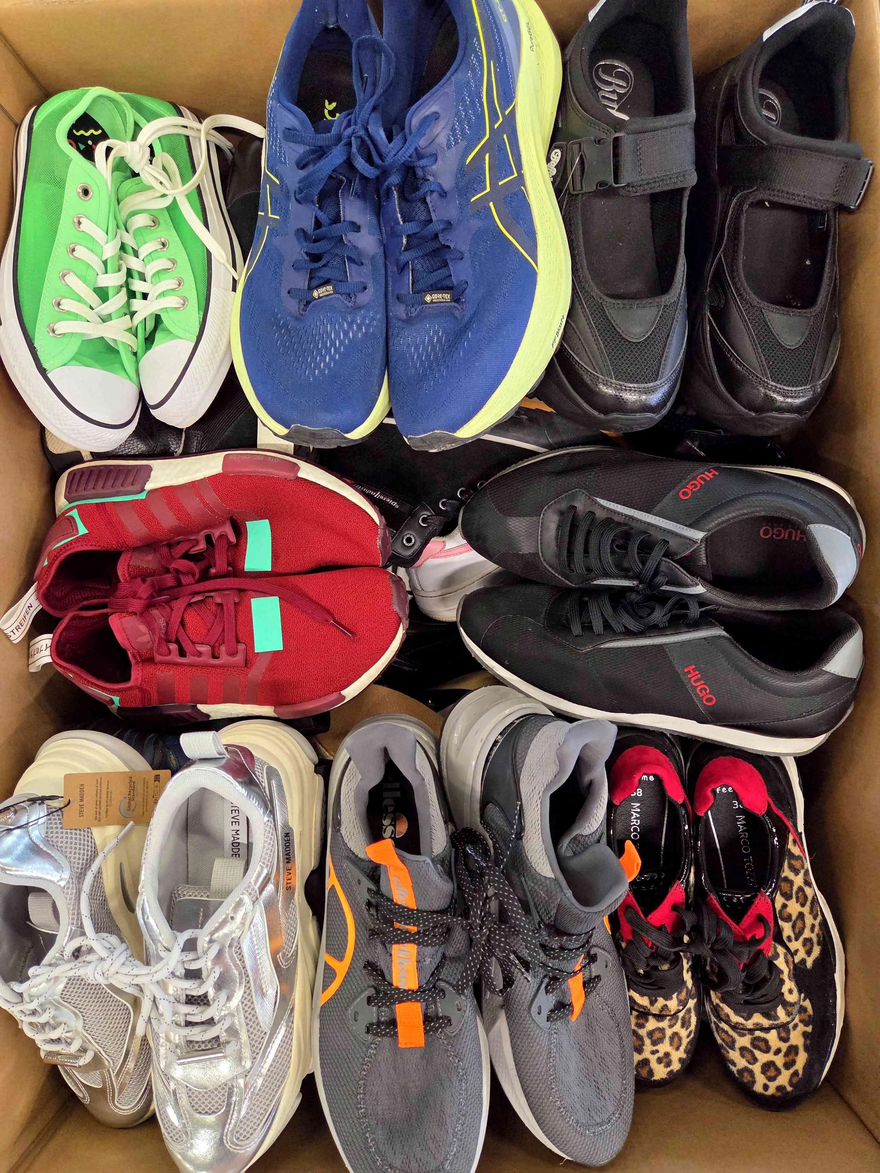 SH2048 3 The photo shows a package with footwear in the category SH.
