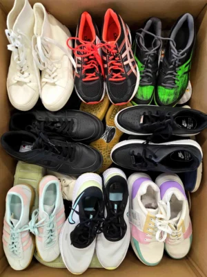 The photo shows a package with footwear in the category SH.