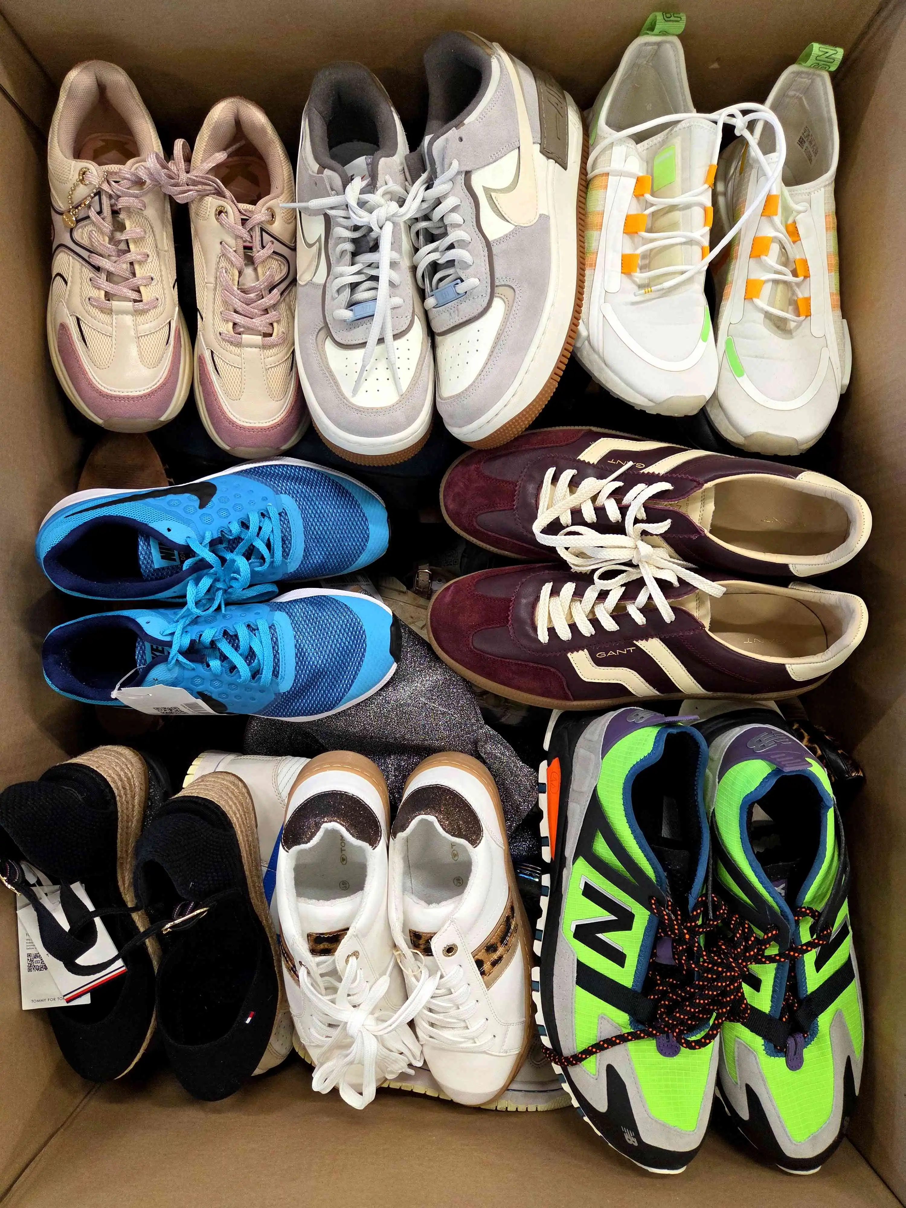 SH2054 3 The photo shows a package with footwear in the category SH.