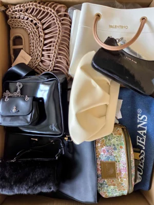 The picture shows a package with accessories in the category HB.