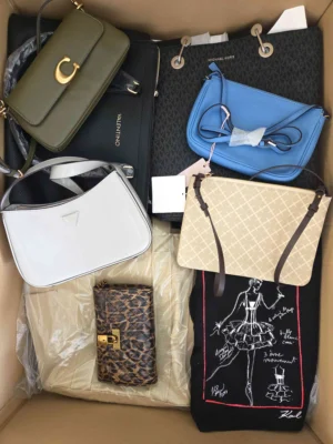 The picture shows a package with accessories in the category HB.