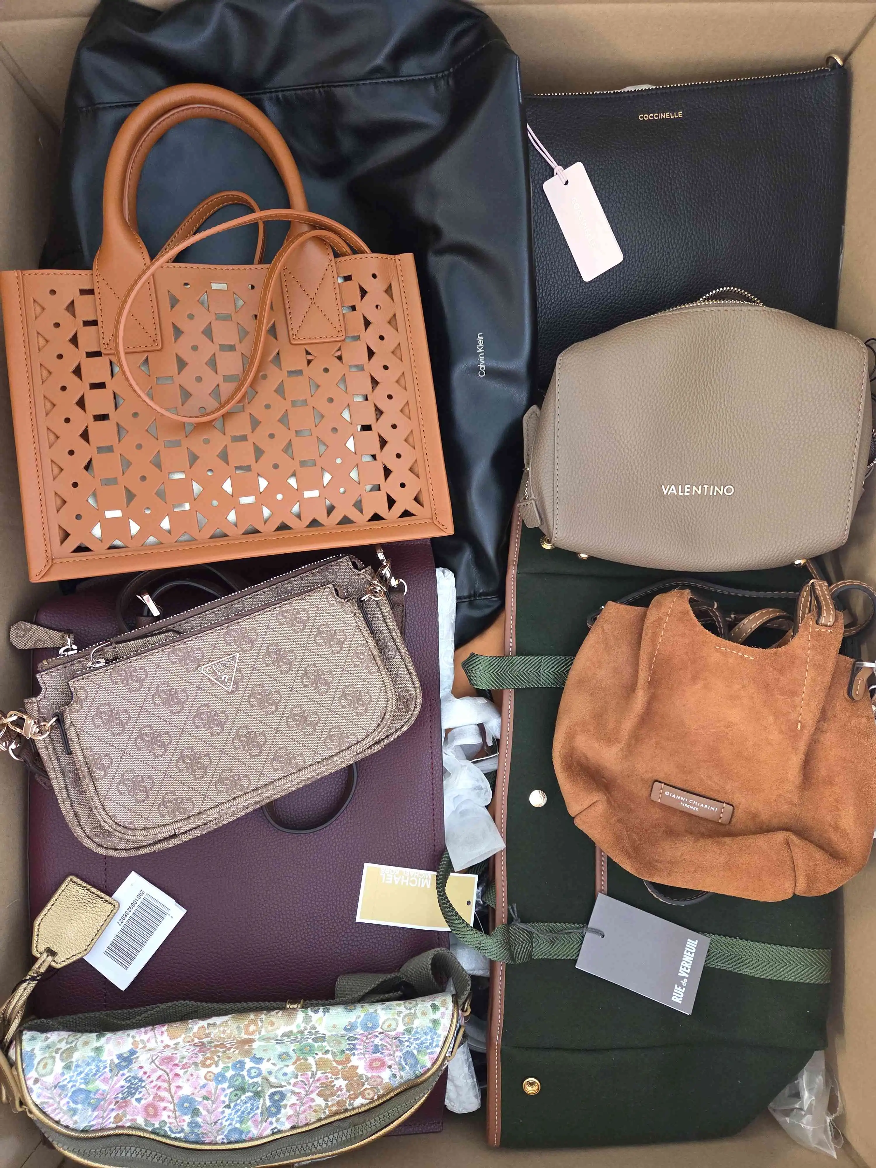 HB208 3 The picture shows a package with accessories in the category HB.