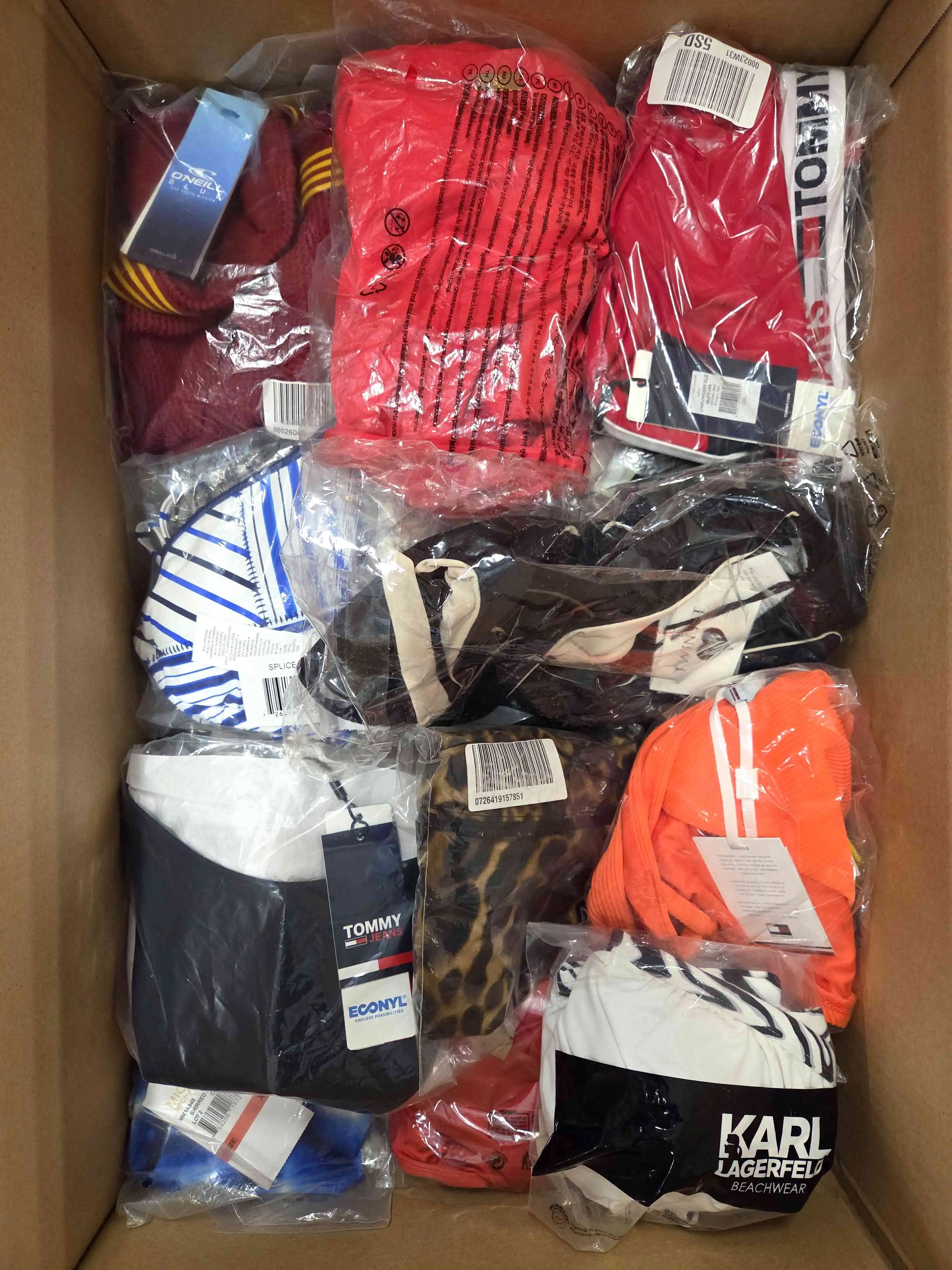 ABW212 3 The photo shows a package with clothing in the category ABW.
