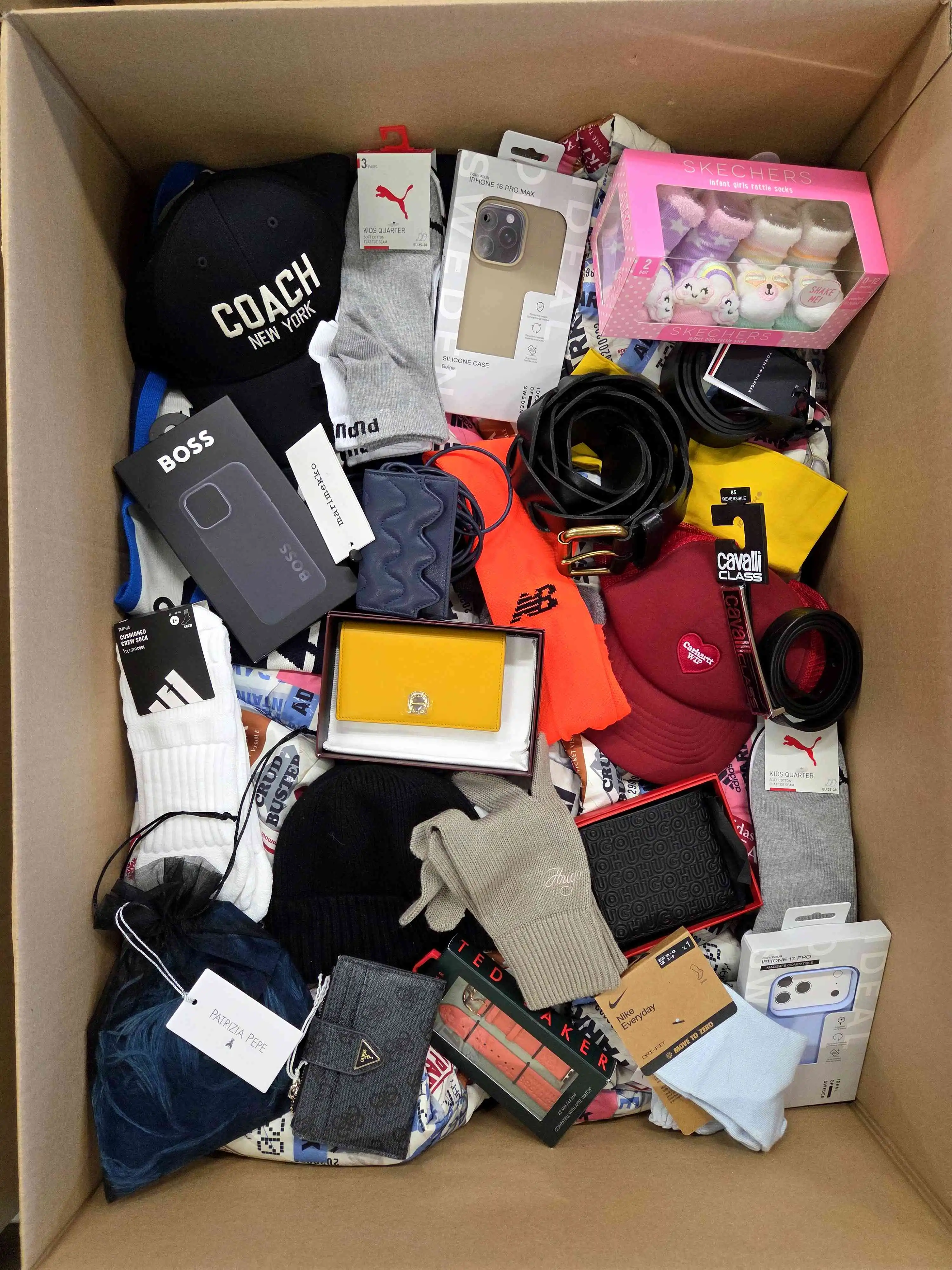 AB215 3 The picture shows a package with accessories in the category AB.