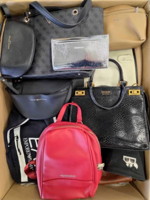 The picture shows a package with accessories in the category HD.