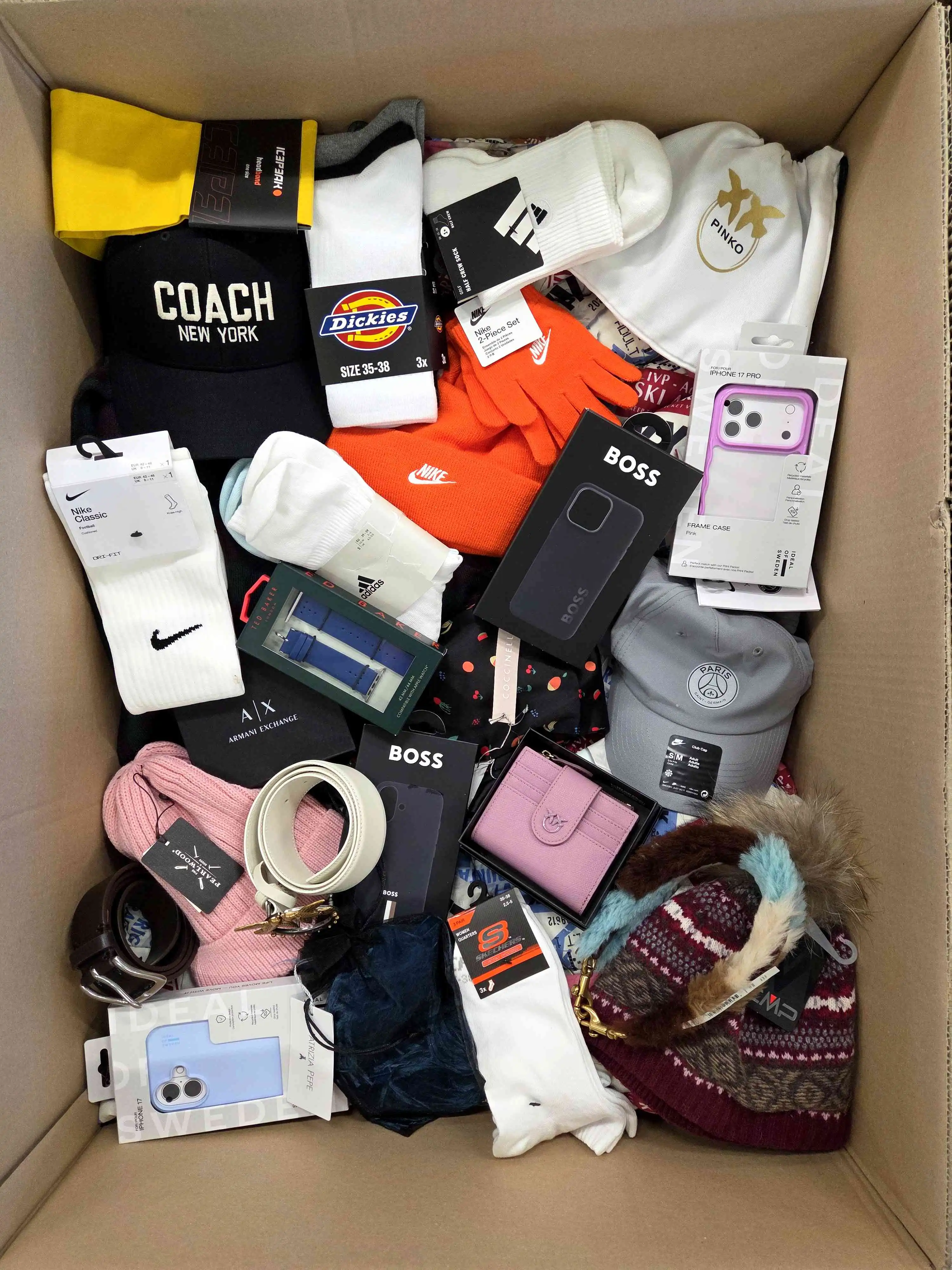 AB217 3 The picture shows a package with accessories in the category AB.