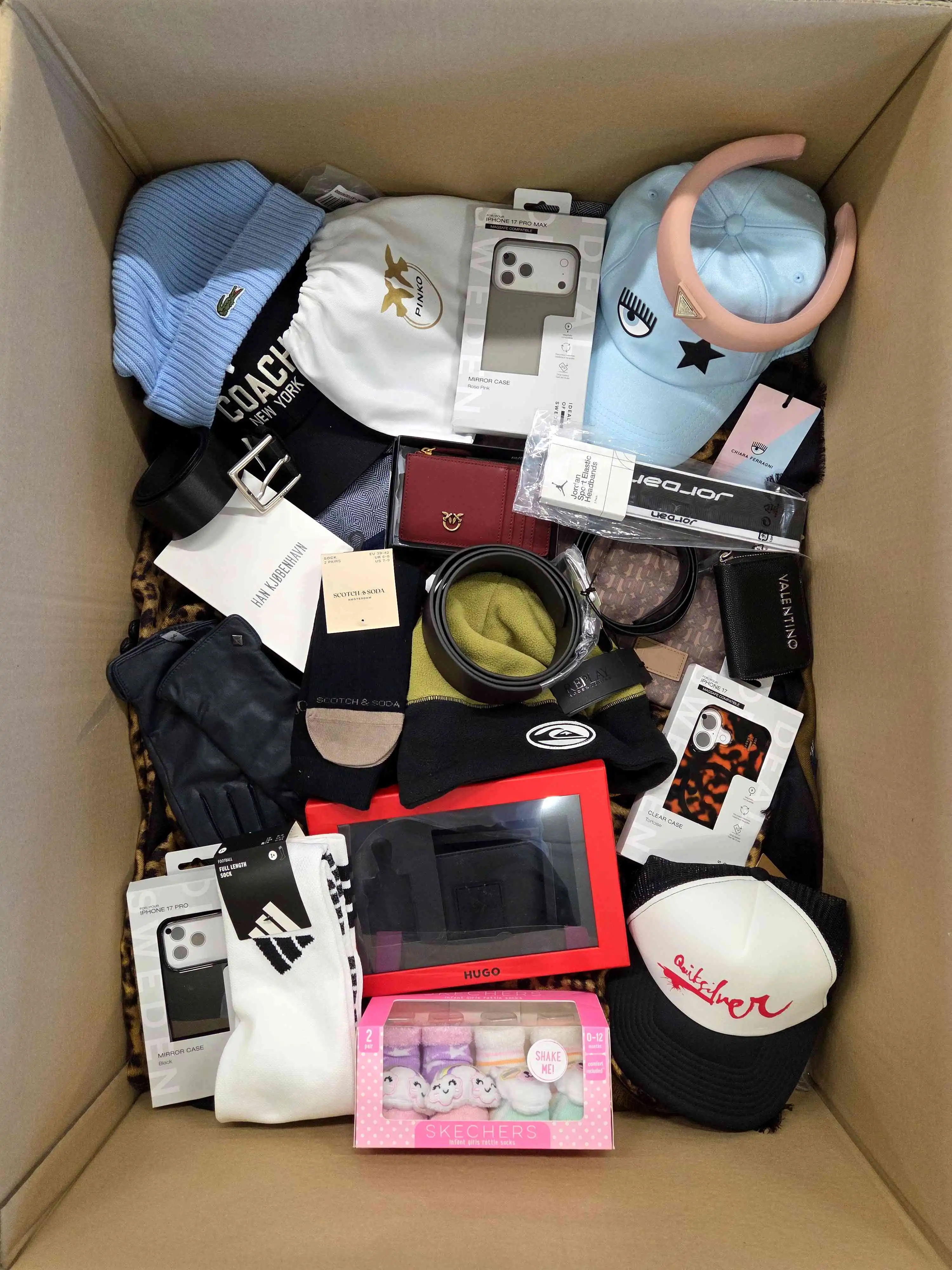AB220 3 The picture shows a package with accessories in the category AB.