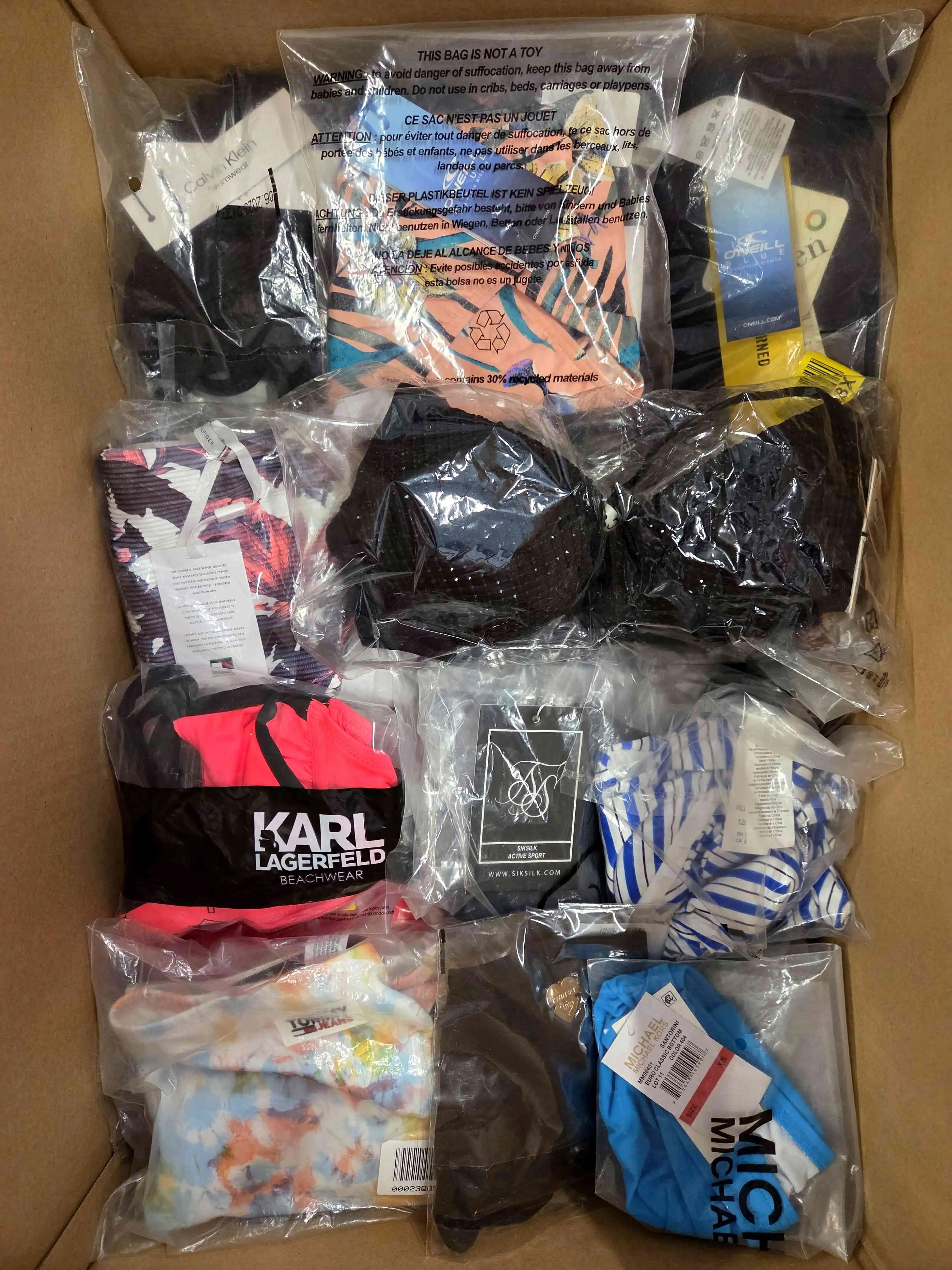 ABW220 3 The photo shows a package with clothing in the category ABW.
