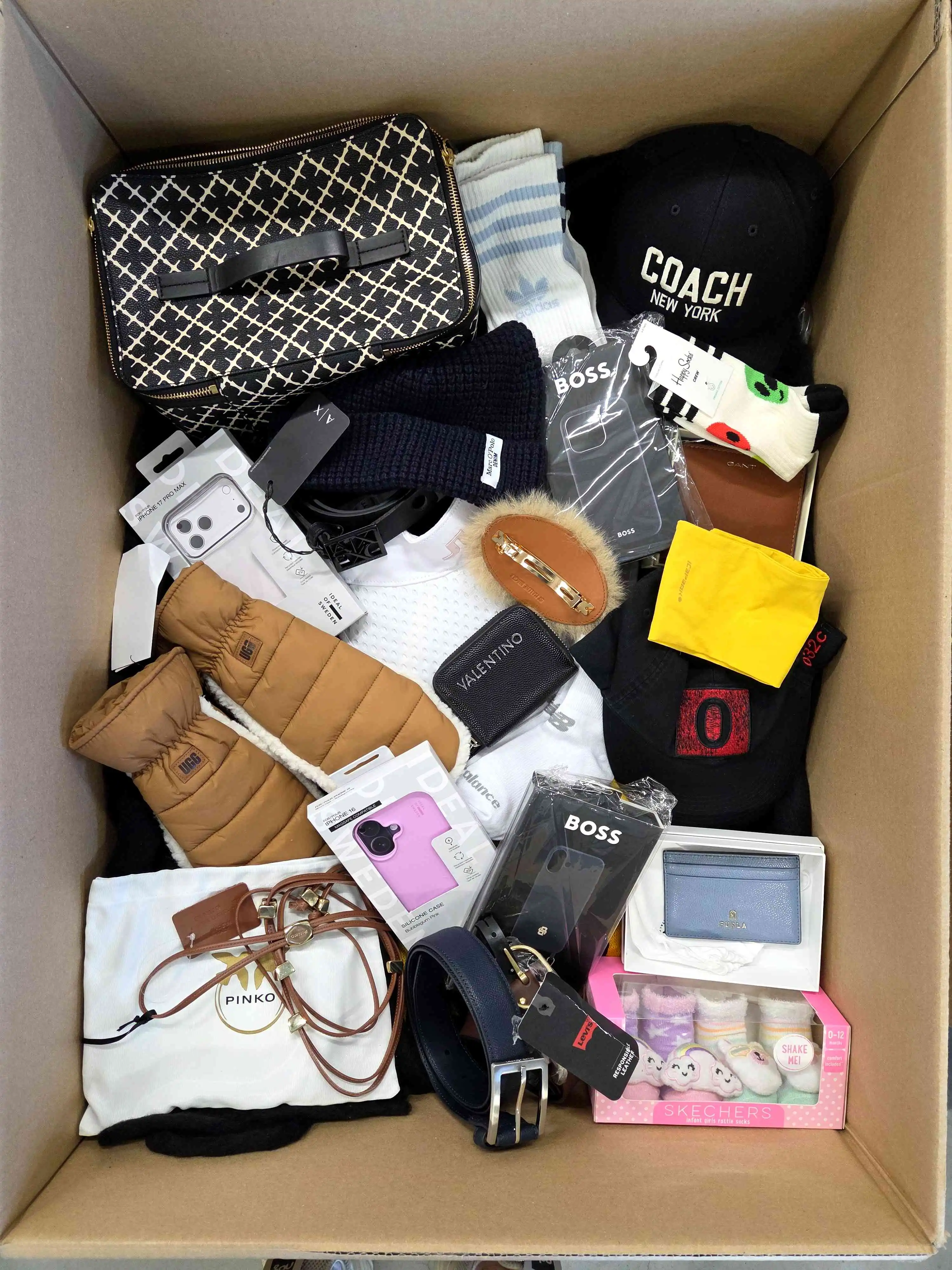AB224 3 The picture shows a package with accessories in the category AB.