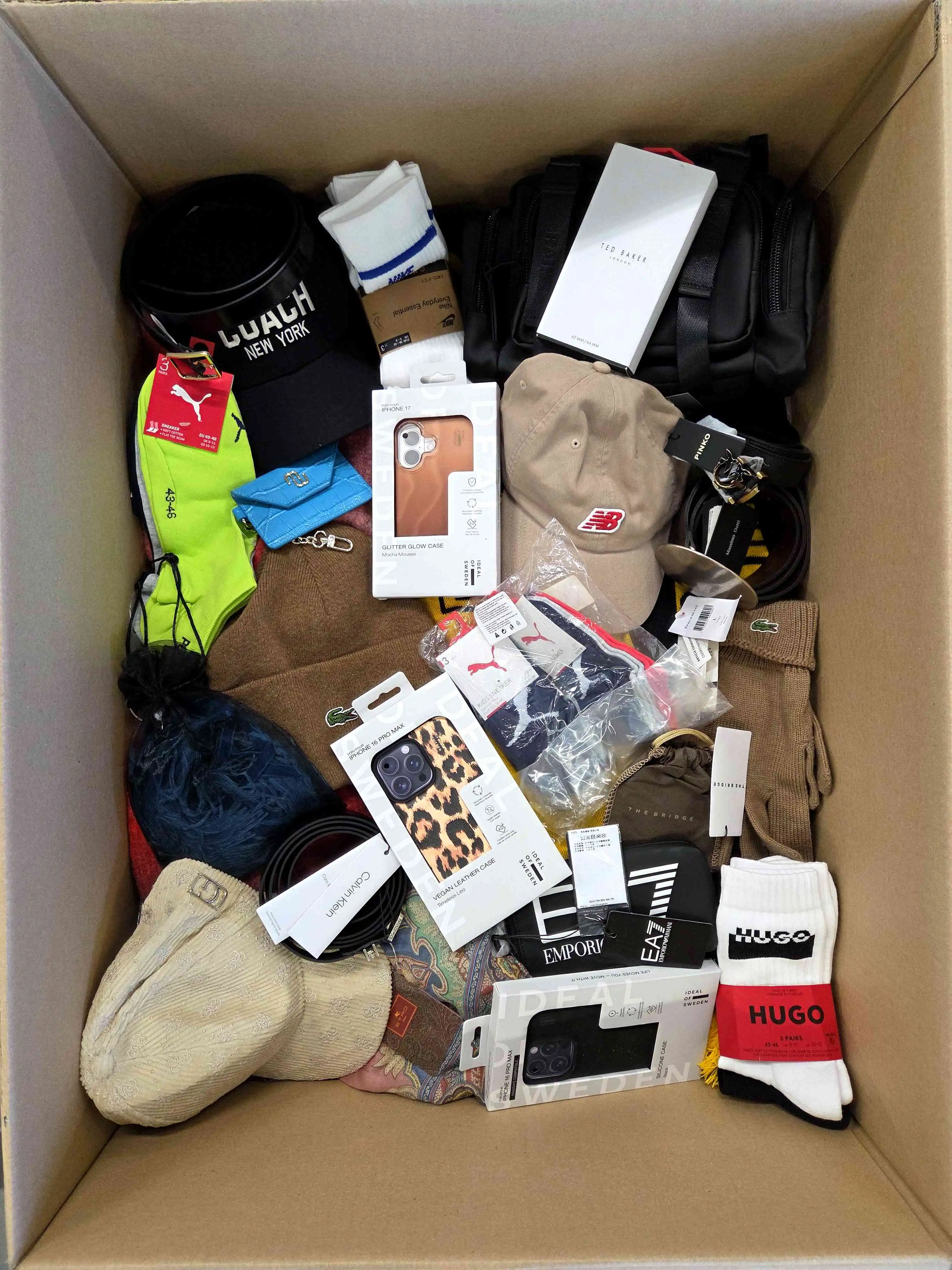 AB225 3 The picture shows a package with accessories in the category AB.