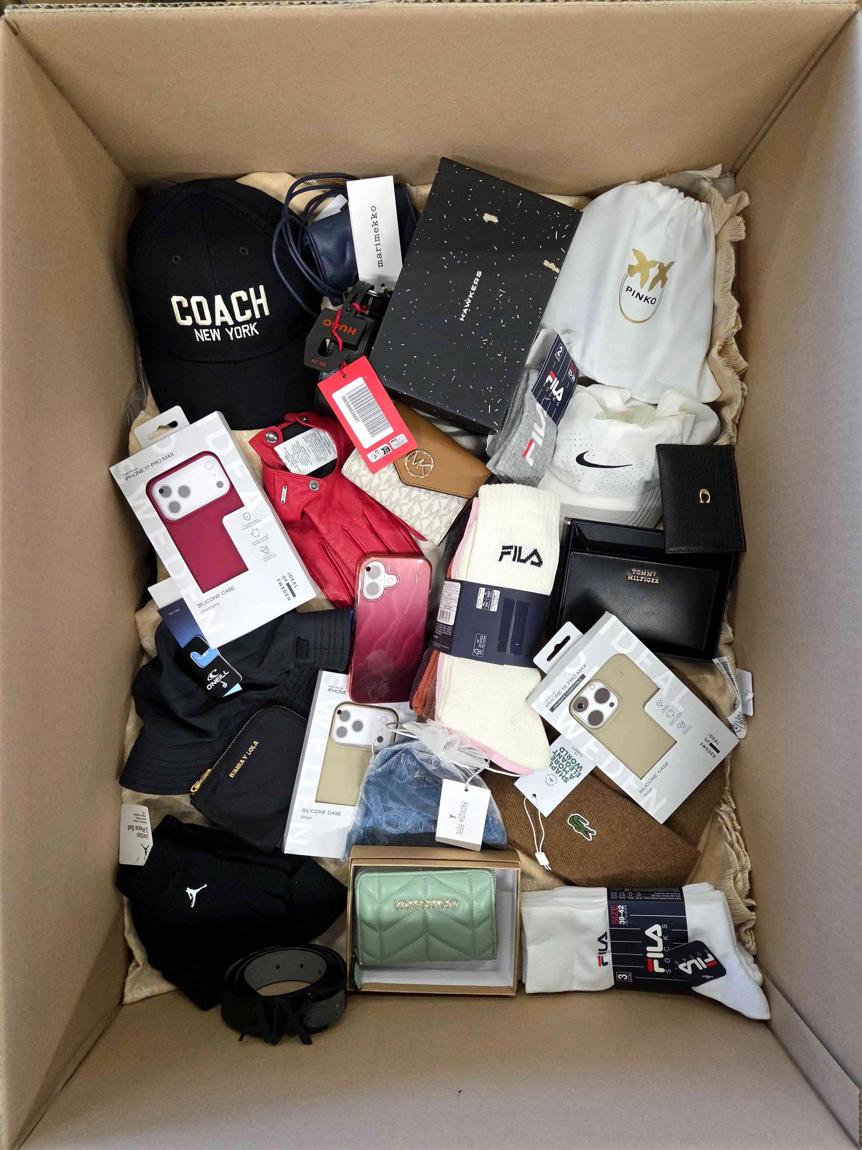 AB228 3 The picture shows a package with accessories in the category AB.