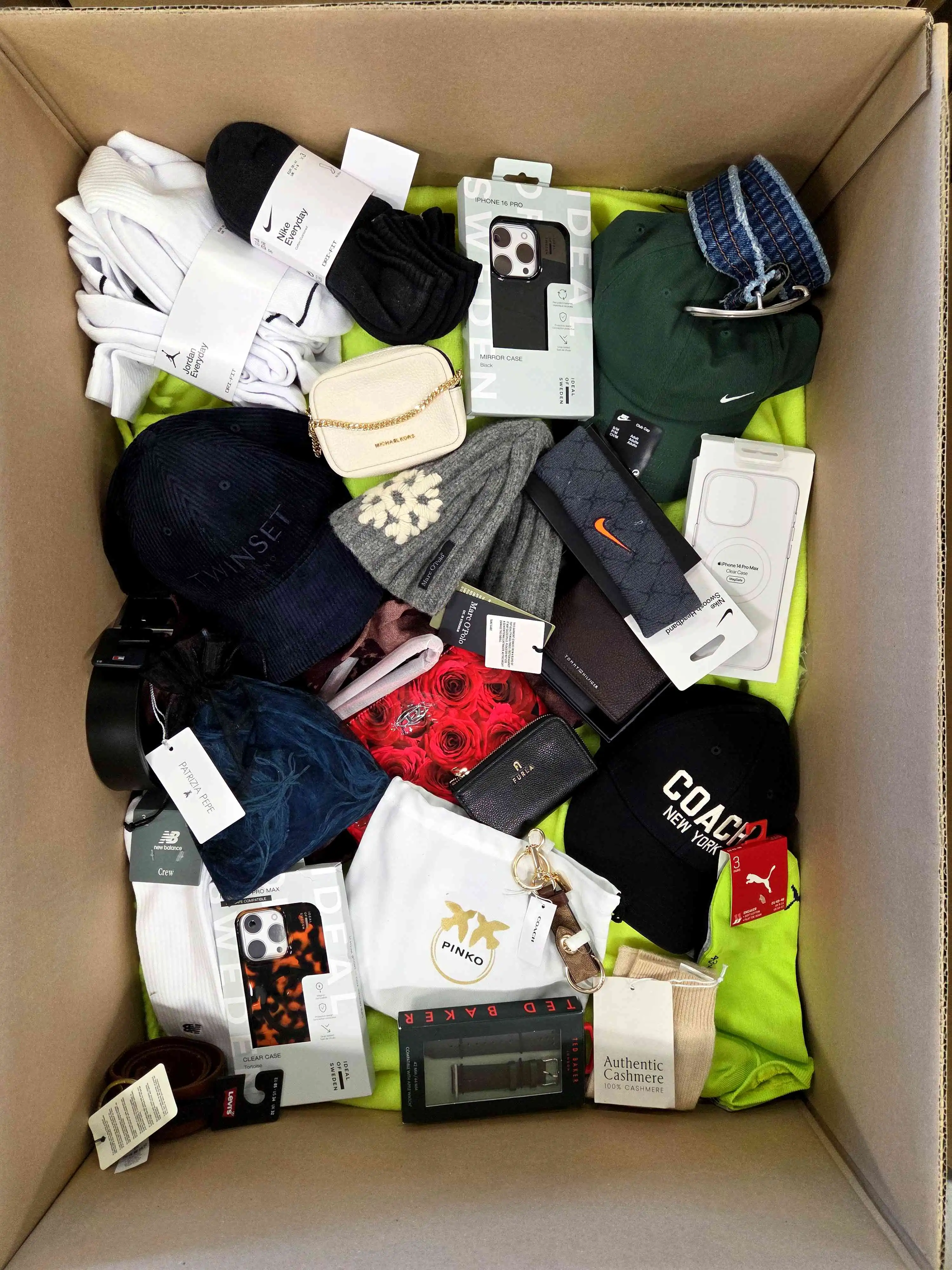AB231 3 The picture shows a package with accessories in the category AB.