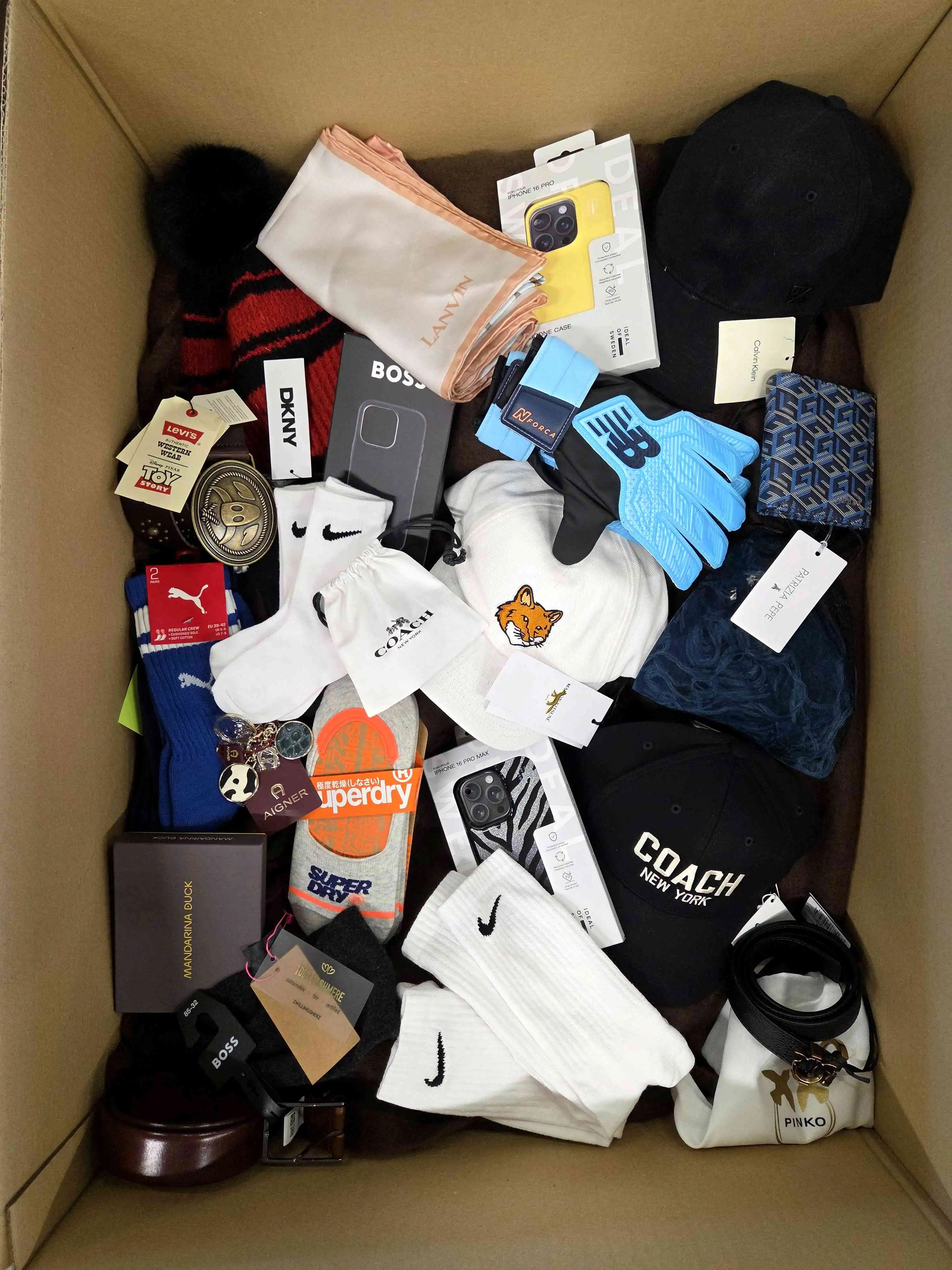 AB238 3 The picture shows a package with accessories in the category AB.