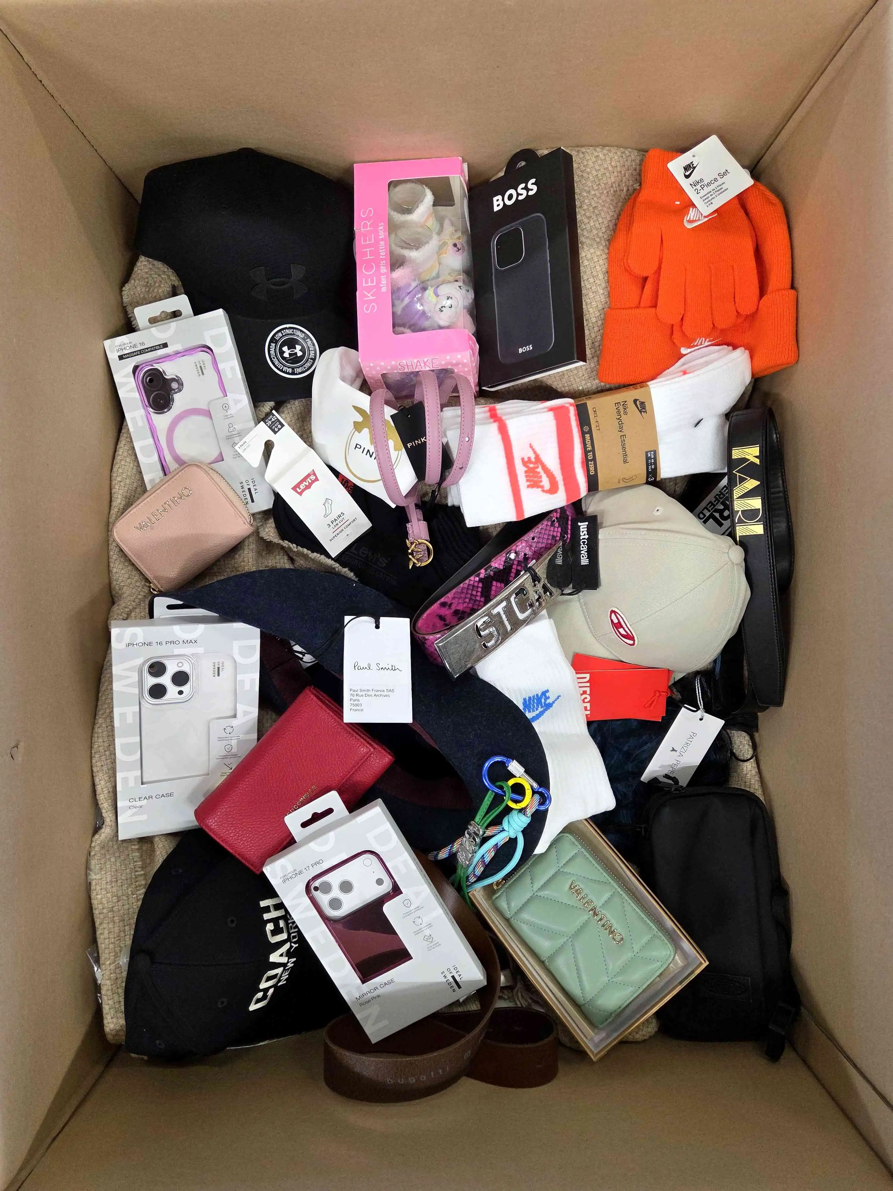 AB239 3 The picture shows a package with accessories in the category AB.