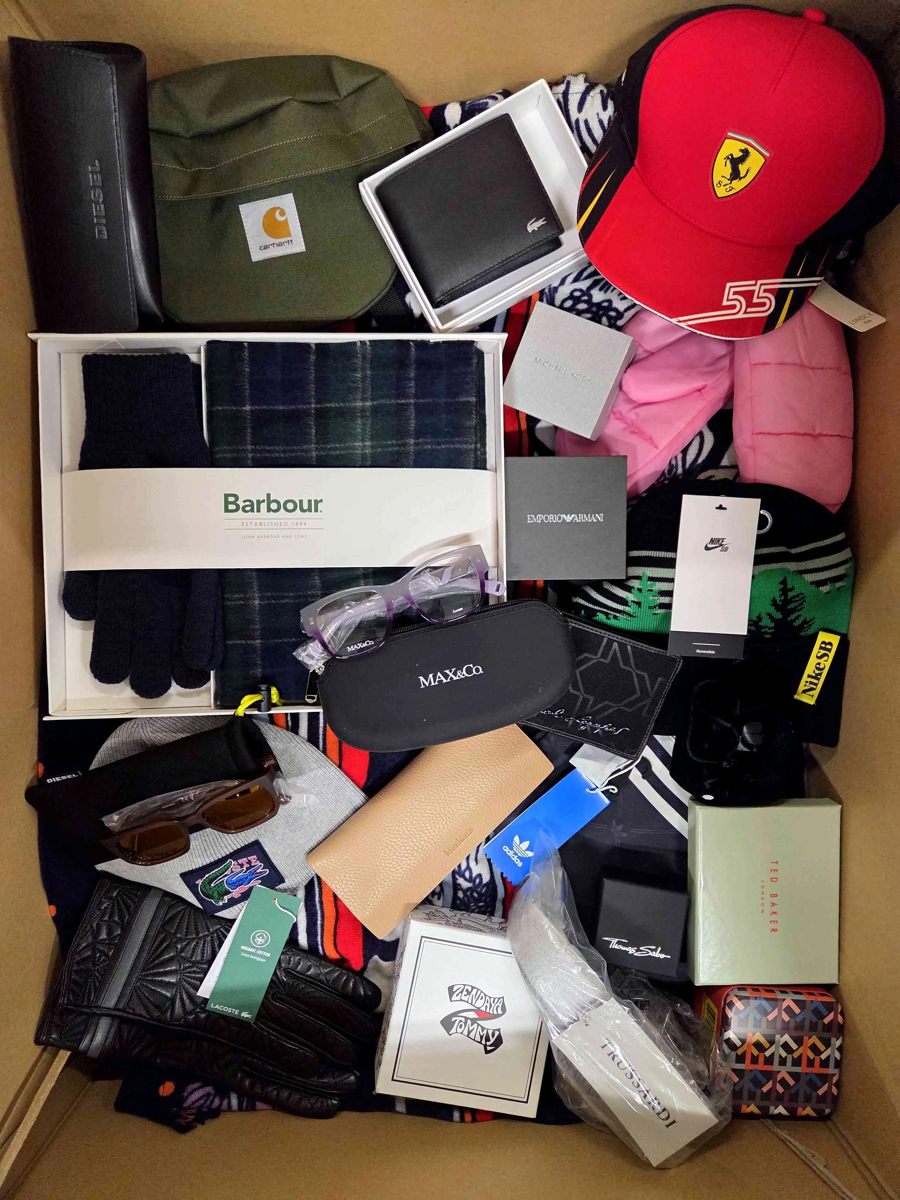 AA281 3 The picture shows a package with accessories in the category AA.