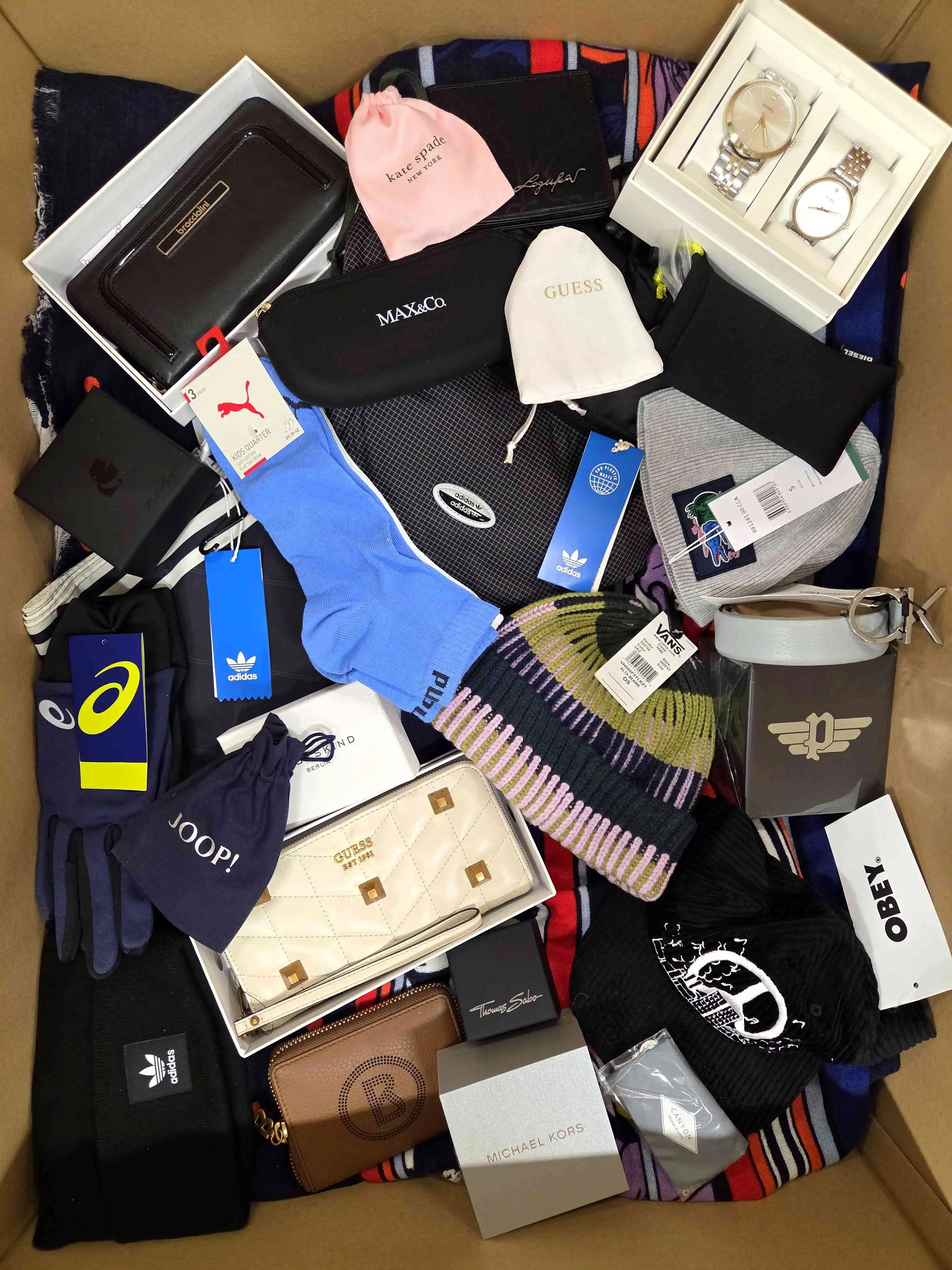 AA293 3 The picture shows a package with accessories in the category AA.