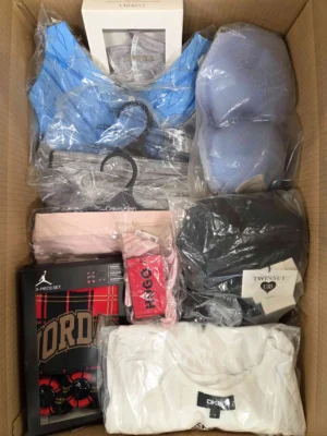 The photo shows a package with clothing in the category AU.