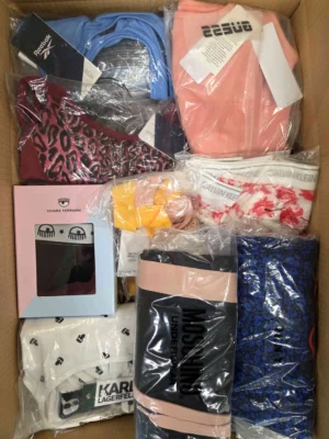 The photo shows a package with clothing in the category AU.