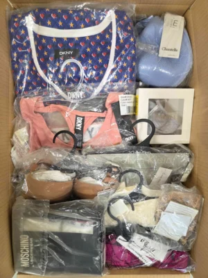 The photo shows a package with clothing in the category AU.