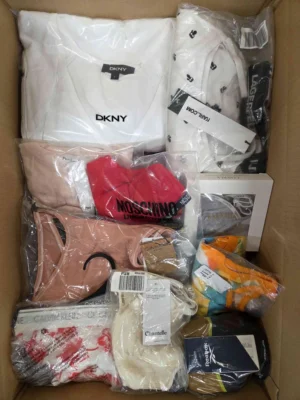 The photo shows a package with clothing in the category AU.