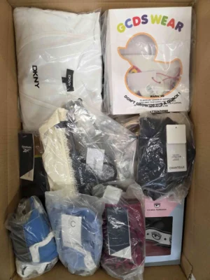 The photo shows a package with clothing in the category AU.