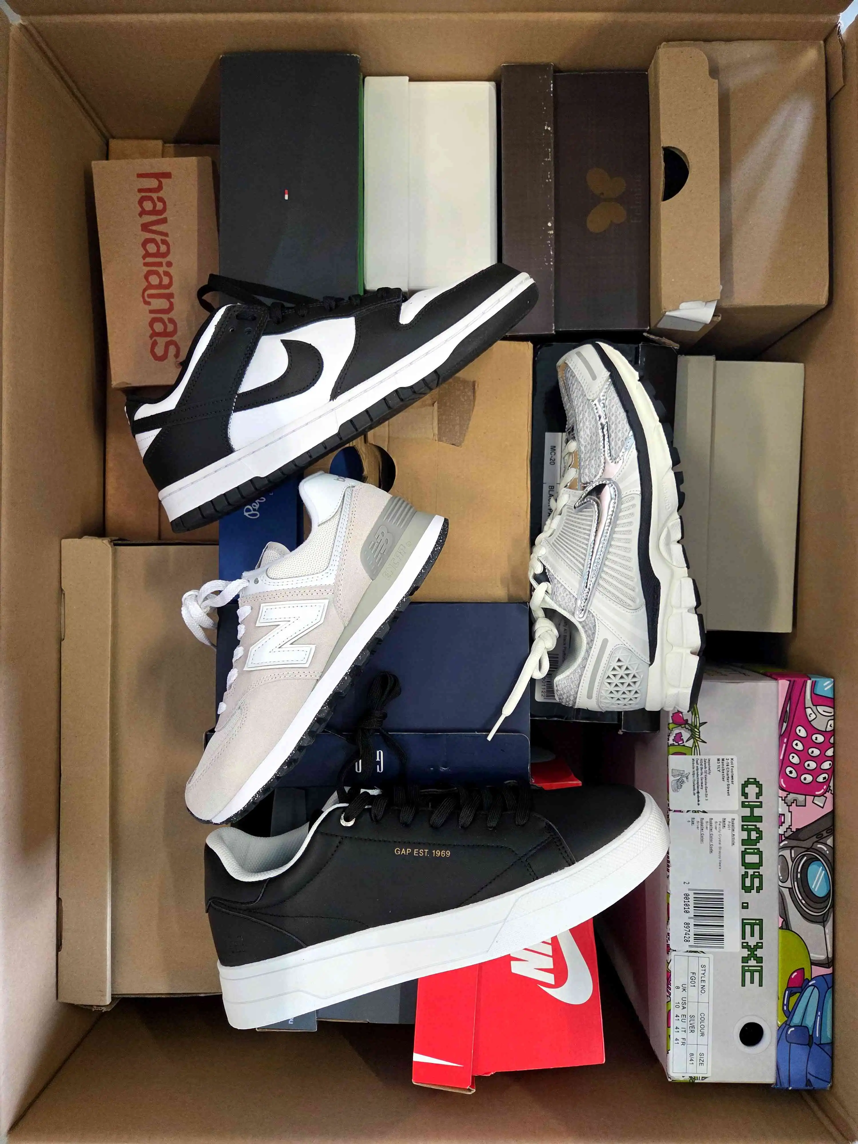 BS3260 3 The photo shows a package with footwear in the category BS.