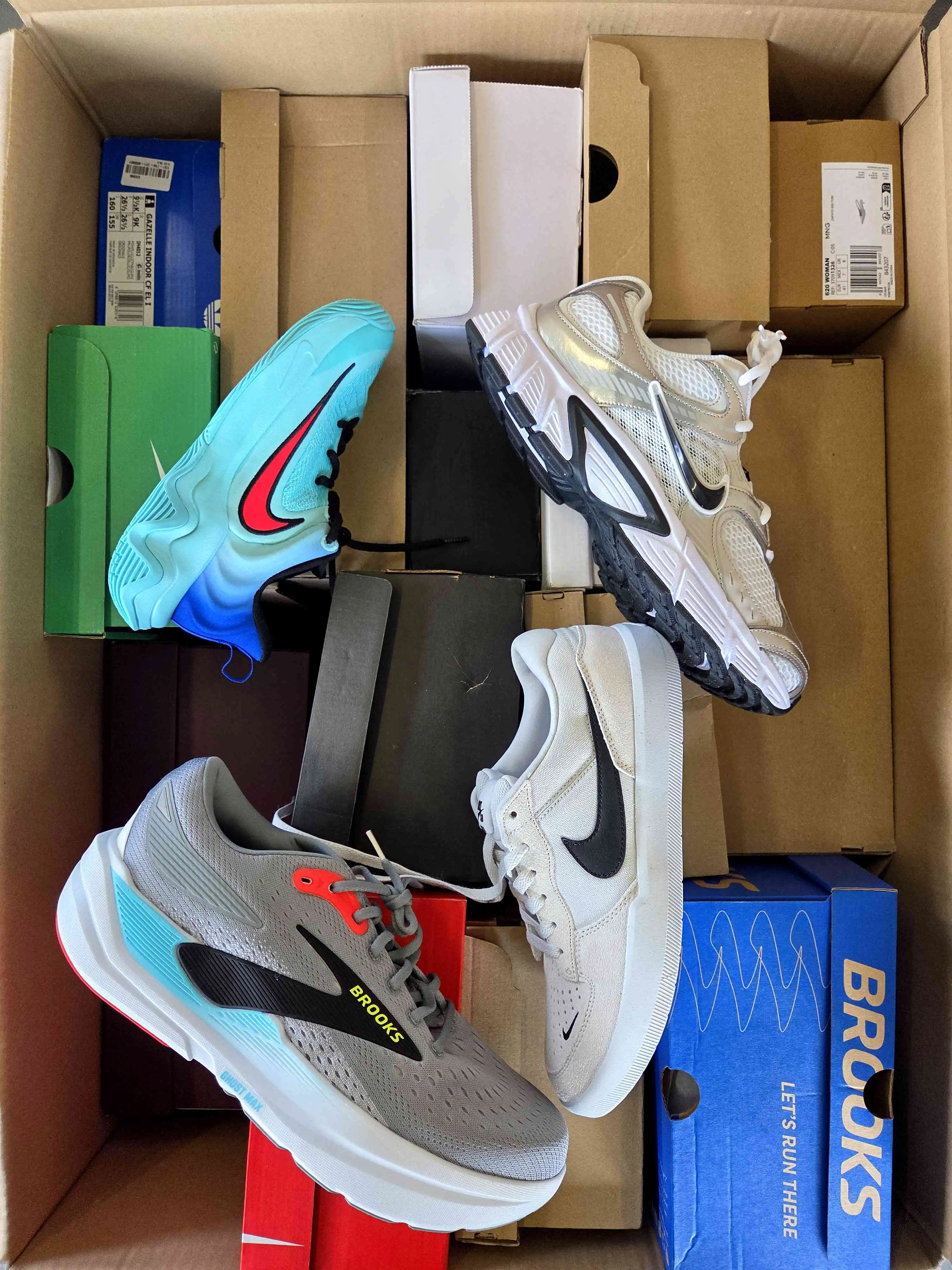 BS3261 3 The photo shows a package with footwear in the category BS.